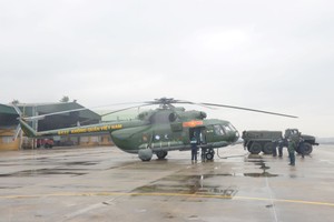 930号空军团直升机随时准备向嘉莱、德乐省运送救援物资。