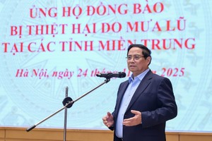 政府总理范明政发表讲话。