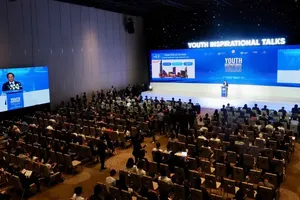 逾500名年轻知识分子与全球领导者参加2025年秋季经济论坛对话。