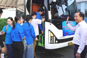 胡志明市逾百名医生、护士奔赴德乐省灾区赠医施药