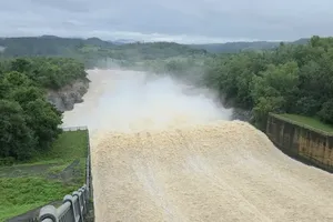 克隆赫能水电站泄洪。