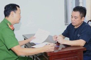 公安向头目阮文线录取口供。