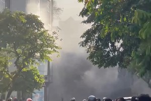  职能力量正展开灭火工作。