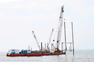 电力工人拉线抢修110千伏河仙—富国海底电缆故障。 