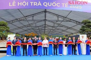 组委会剪彩开放茶展览会。