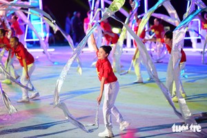  图: 年轻充满活力的都市，传奇河流两岸的2024年胡志明市水上节庆。