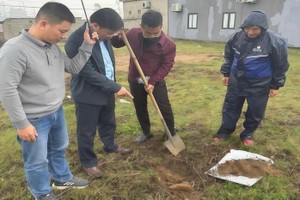 跨部门检查团采集土壤样本进行分析。