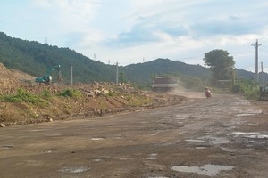 林同省：卡车上巨石掉落砸中旅游车致2人伤亡 