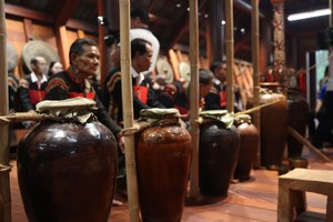 埃德族在新房祭祀仪式中用于盛装竹竿酒的酒坛。 