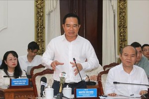 胡志明市人委会主席阮文得发表讲话。