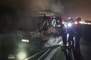 卡车在藩切－油曳高速公路猛烈起火