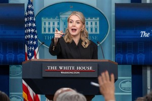 12月11日，在美国首都华盛顿白宫，白宫新闻秘书卡罗琳·莱维特出席记者会。