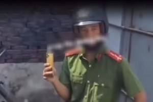  图: 将交警大尉推向卡车车头的男子曾把乡公安关在屋内。视频截图