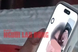  图：小H.打电话告知母亲自己遭绑架。视频截图