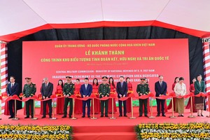 各位代表为象征性雕塑区剪彩落成。