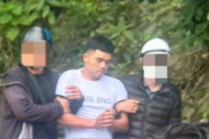 图: 嫌犯在山茶半岛石洞匿藏时被捕。