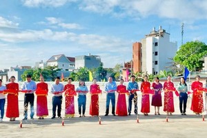  安富东坊领导出席各项工程落成与开工剪彩仪式。 