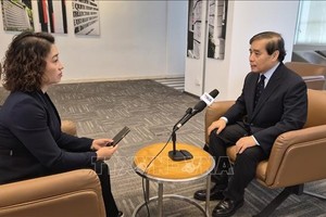 新加坡李光耀公共政策学院教授武明姜（右）接受采访。