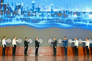 各位代表共同按钮公布“胡志明市数字人民议会”应用平台正式亮相。