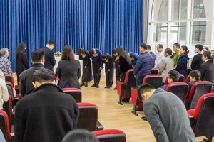Sky-Line Hill高初中小学校举行会面并向学生家属道歉。