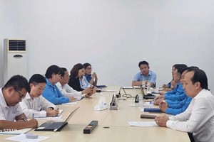 胡志明市联部门工作团与Panko Vina公司代表及滨桔坊人委会代表进行交换意见。