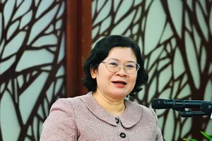 胡志明市市委副书记文氏白雪在会上发表指导讲话。