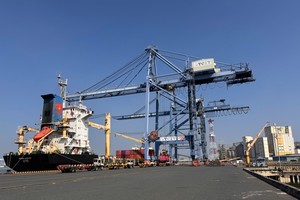 胡志明市丐密港区迎接2026年首批抵达集装箱船