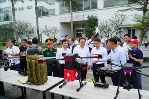 代表们参观无人机展示区。