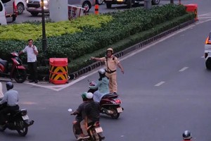 交警力量在街道上疏导交通。