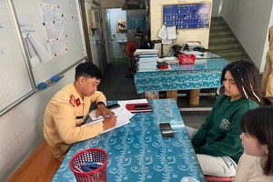 N.L.M.A（身穿蓝衣）在公安机关。