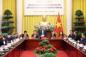 新闻发布会场景 