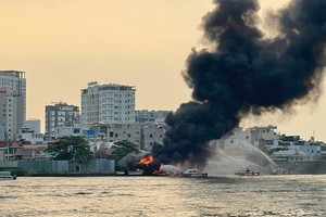 游船餐厅在西贡河上起火