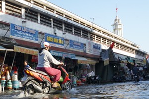 西贡河潮汛达1.74米，超过三级警戒线，导致多处出现局部水淹现象。