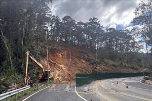 帕帘岭一处出现山体滑坡已获职能机关进行交通分流处理。