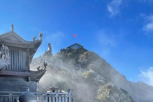 1月10日上午，冰霜覆盖番西邦峰顶。