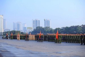 出征仪式包括两部分：公安部特种装备队伍及国防部防空—空军军种371号空军师916号空军团所属直升机编队检阅、游行和秩序安全保障方案训练结果报告。