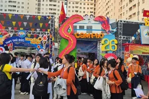 学生参加由胡志明市安庆坊陈大义高中专校承办的分营活动。