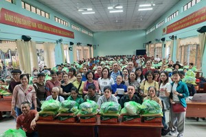 慈善团向同奈省新富乡盲人会员发放礼物时合照。