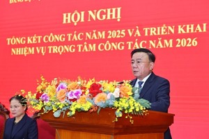 党中央政治局委员、党中央书记处常务书记陈锦秀发表讲话。