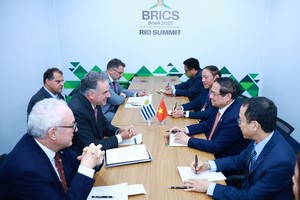 越南政府总理范明政在2025年7月7日举行的金砖国家（BRICS）扩展峰会期间会见乌拉圭总统亚曼杜·奥尔西。