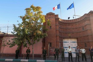 美国国务院要求美国公民立即离开伊朗。