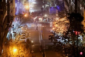 1月8日，在伊朗首都德黑兰街头，一些示威者放火烧车，宣泄对政府的不满。 （路透社）