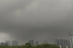  1月13日上午，在胡志明市的一场阵雨。