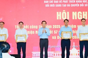 胡志明市市委书记陈留光向各集体、个人颁赠市委常务处的奖状。 