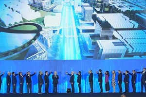 国家原主席阮明哲与本市领导、原领导共同落实"胡志明市北面科技都市"公布按钮仪式。