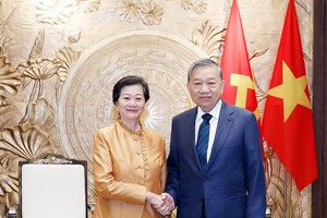 党中央总书记苏林会见柬埔寨驻越大使谢金塔。