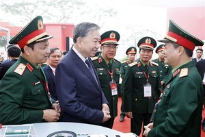 党中央总书记苏林出席越南首家芯片制造厂动工仪式。