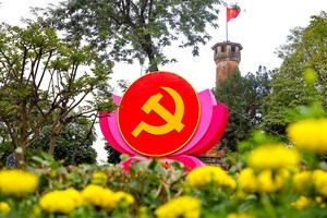 河内市各条大街上挂满迎接党十四大横幅标语。