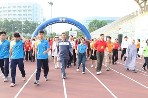 1月18日上午，胡志明市平盛坊越南祖国阵线委员会举行“情义步伐与连接爱心”的公益步行活动。