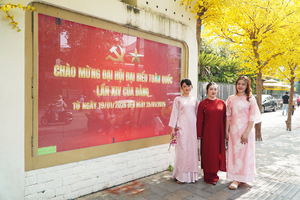 胡志明市市民欢欣迎接党“十四大”。